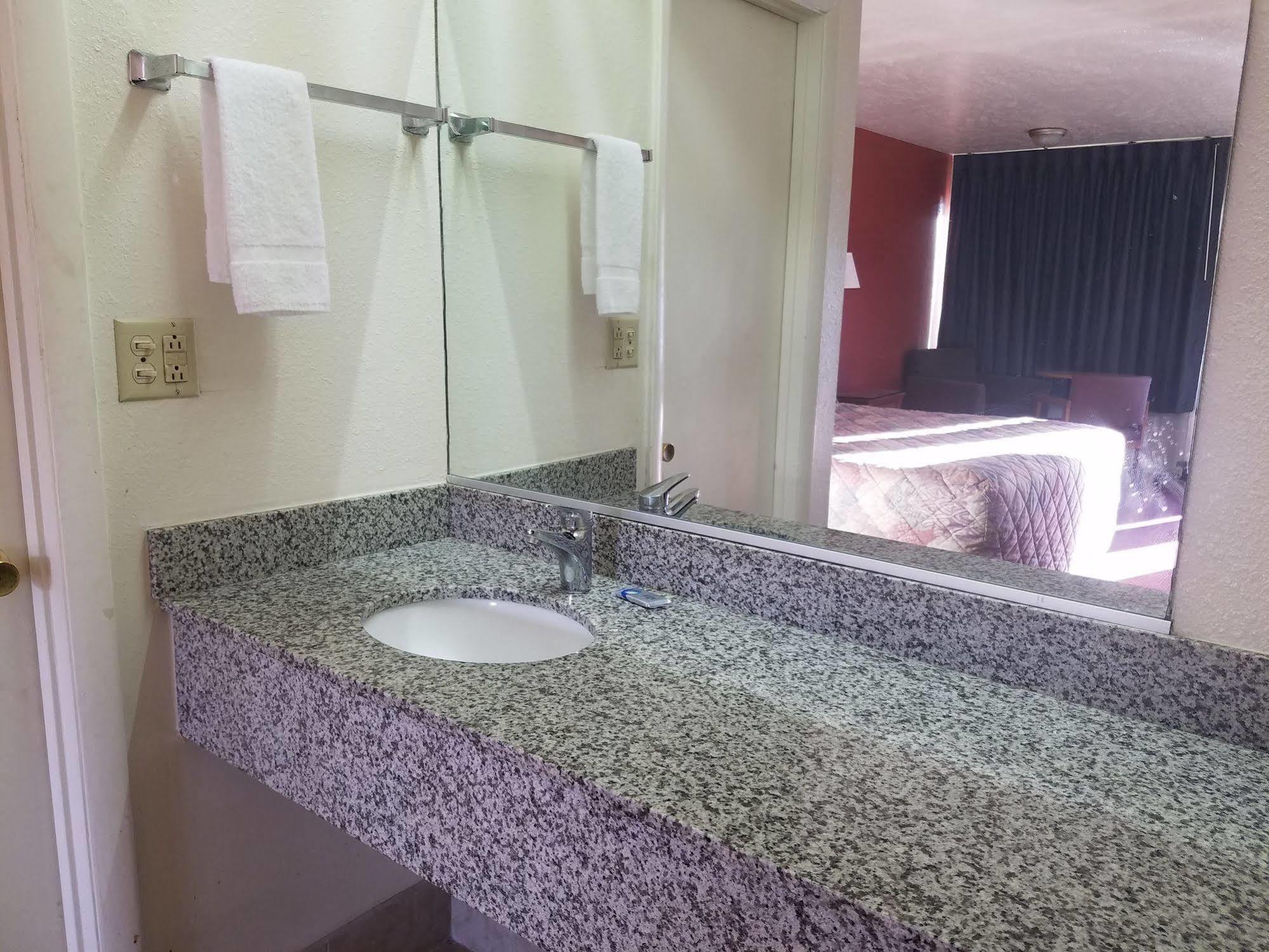 Masters Inn I-26 Cayce Екстериор снимка